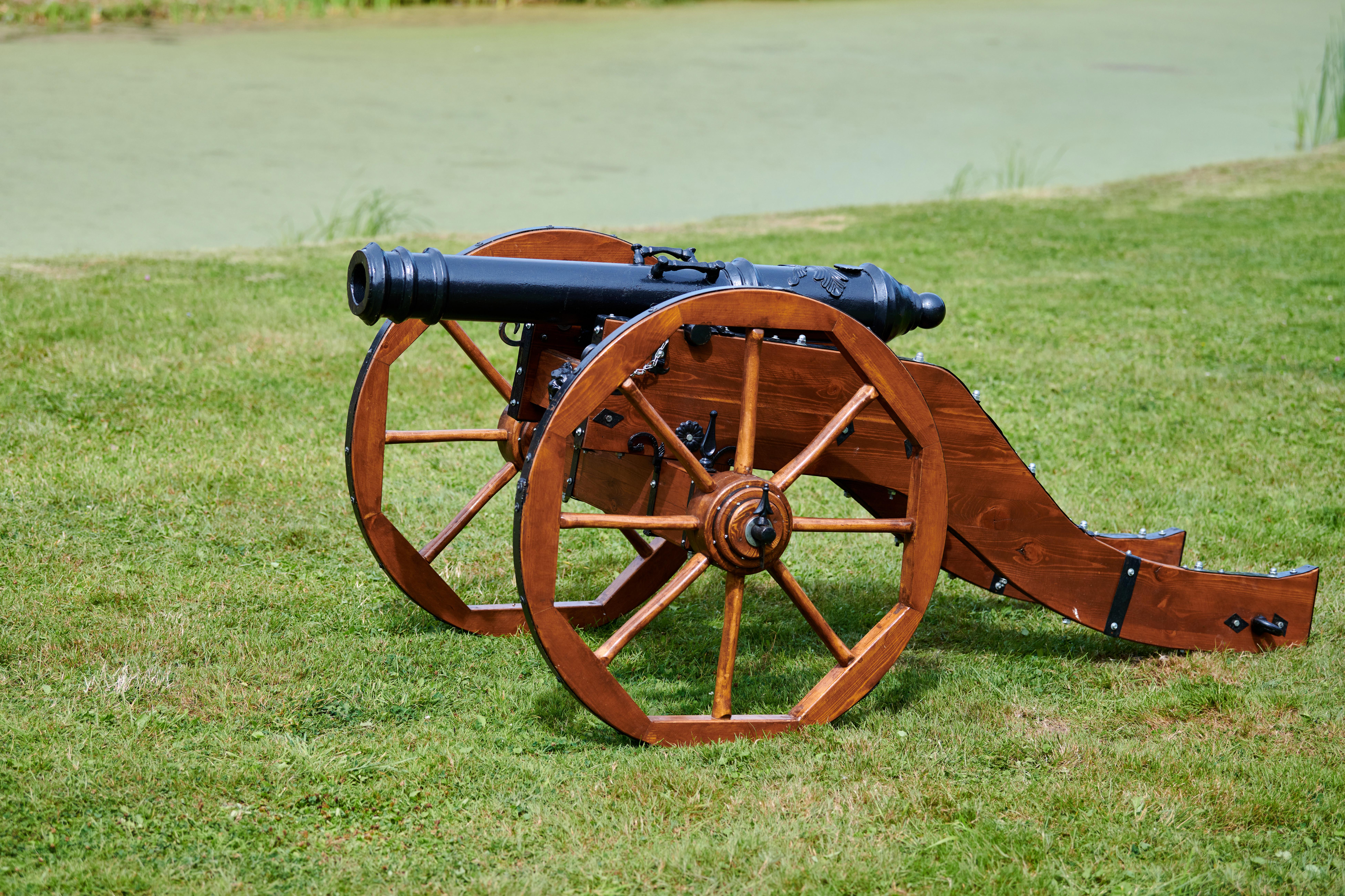 Picture of a field cannon used in the American Revolution